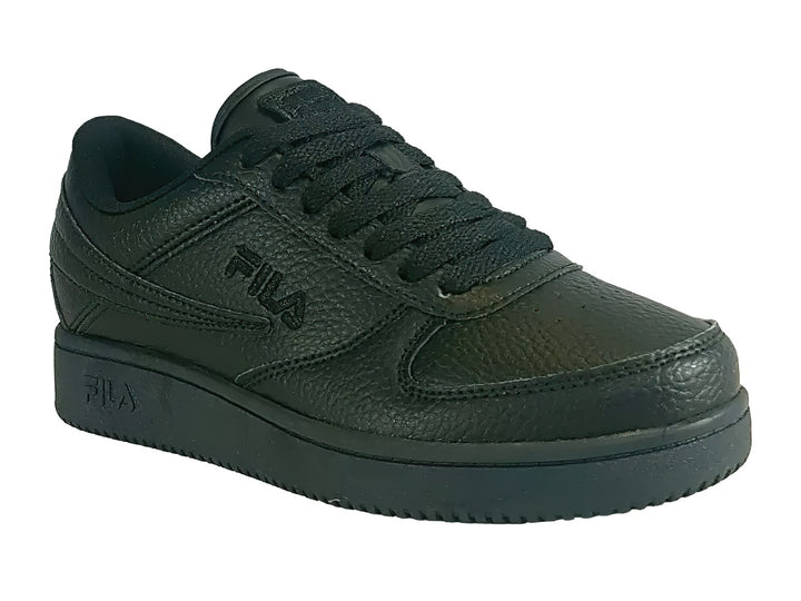 Tenis FILA negros de corte bajo con suela de plataforma y acabado texturizado.