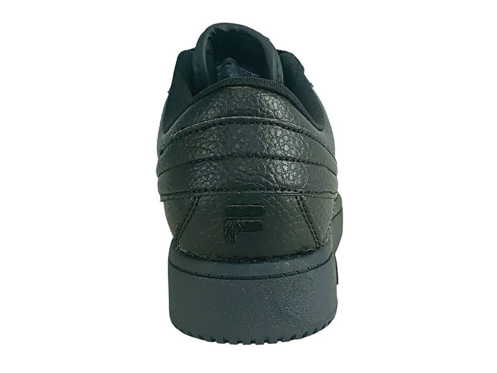 Tenis FILA negros de corte bajo con suela de plataforma y acabado texturizado.