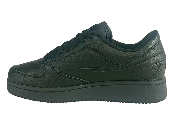 Tenis FILA negros de corte bajo con suela de plataforma y acabado texturizado.
