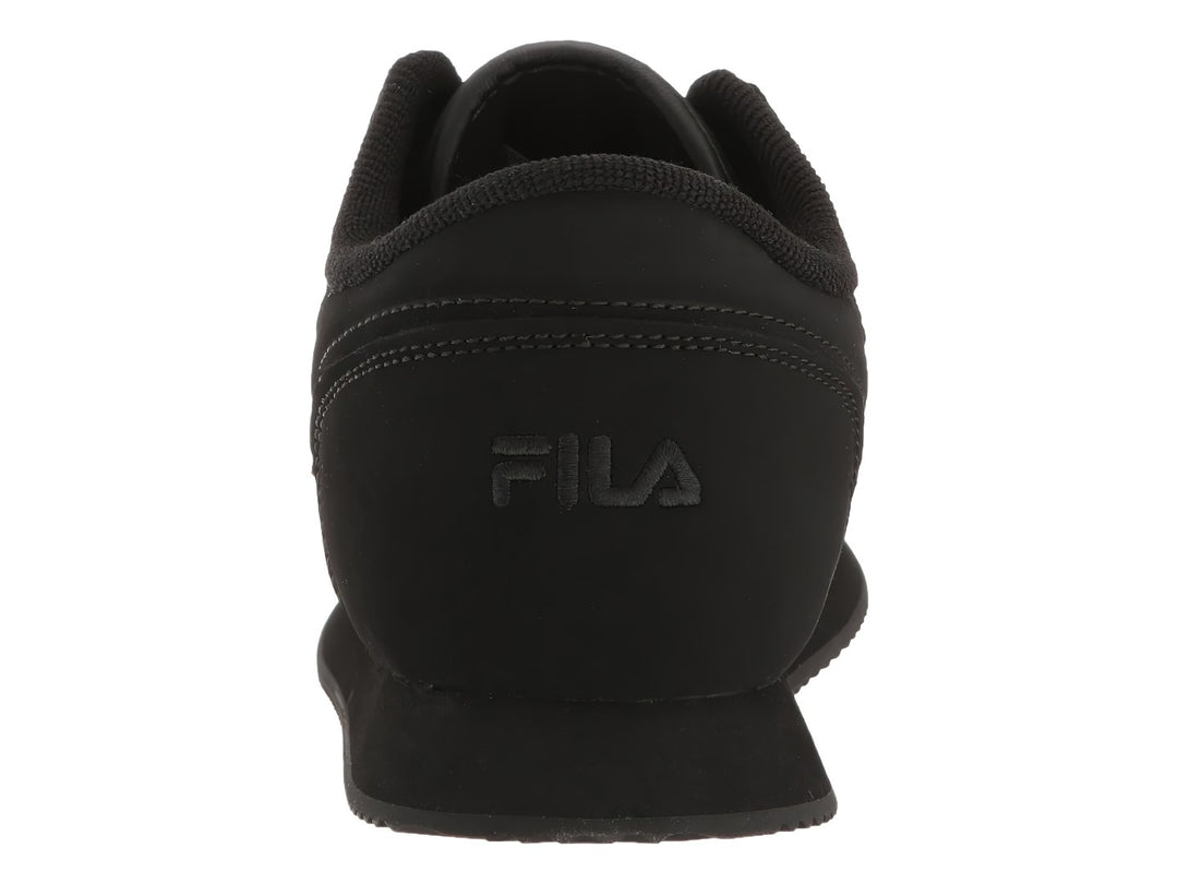 Tenis deportivos FILA modelo 5SC en color negro total con suela plana y agujetas.