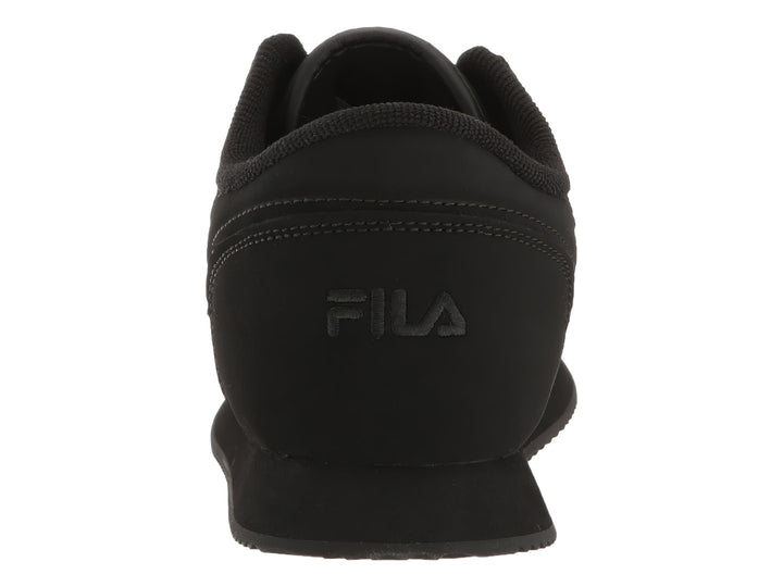 Tenis deportivos FILA modelo 5SC en color negro total con suela plana y agujetas.