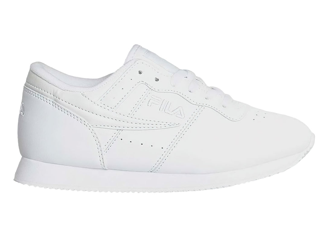 Tenis FILA color blanco total, estilo deportivo de corte bajo con cordones.