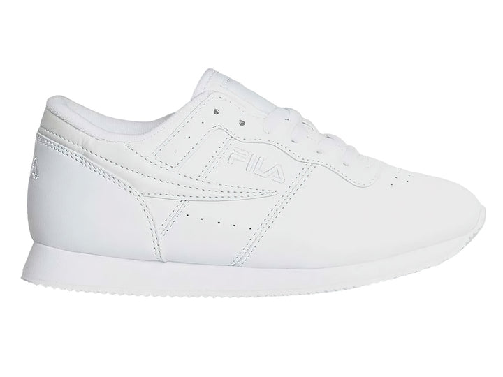 Tenis FILA color blanco total, estilo deportivo de corte bajo con cordones.
