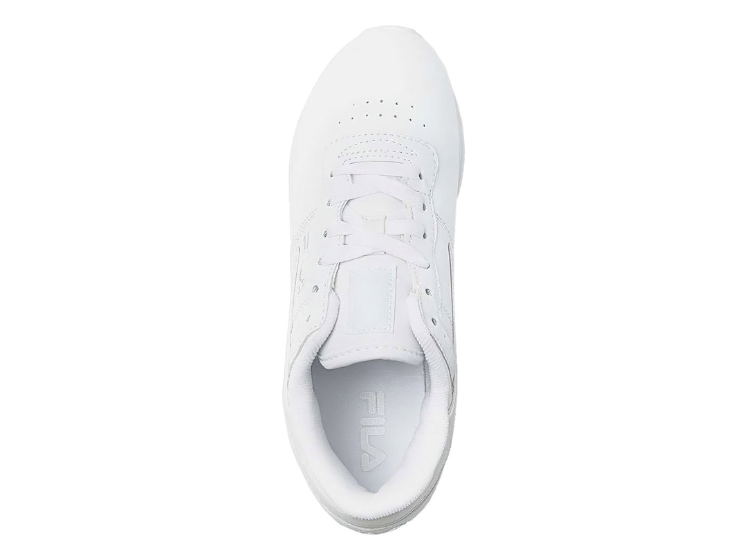 Tenis FILA color blanco total, estilo deportivo de corte bajo con cordones.