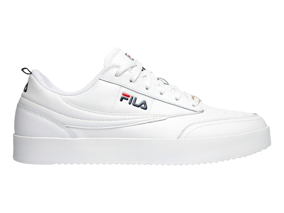 Tenis FILA blancos de corte bajo con suela gruesa y logotipo lateral en colores azul y rojo.