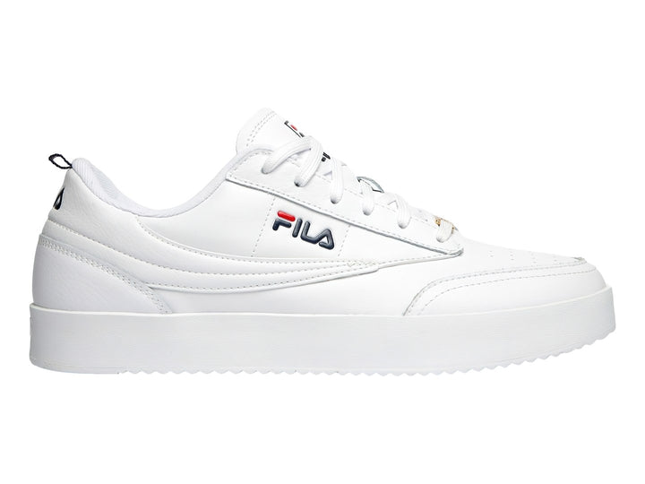 Tenis FILA blancos de corte bajo con suela gruesa y logotipo lateral en colores azul y rojo.