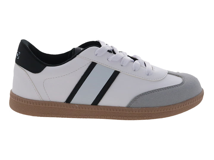 Tenis casuales para niño en color blanco con franjas negras, punta gris y suela color café.