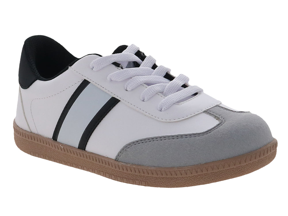 Tenis blancos para niño con franjas negras laterales, punta gris y suela color café.