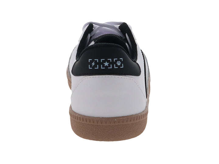 Tenis blancos para niño con franjas negras laterales, punta gris y suela color café.
