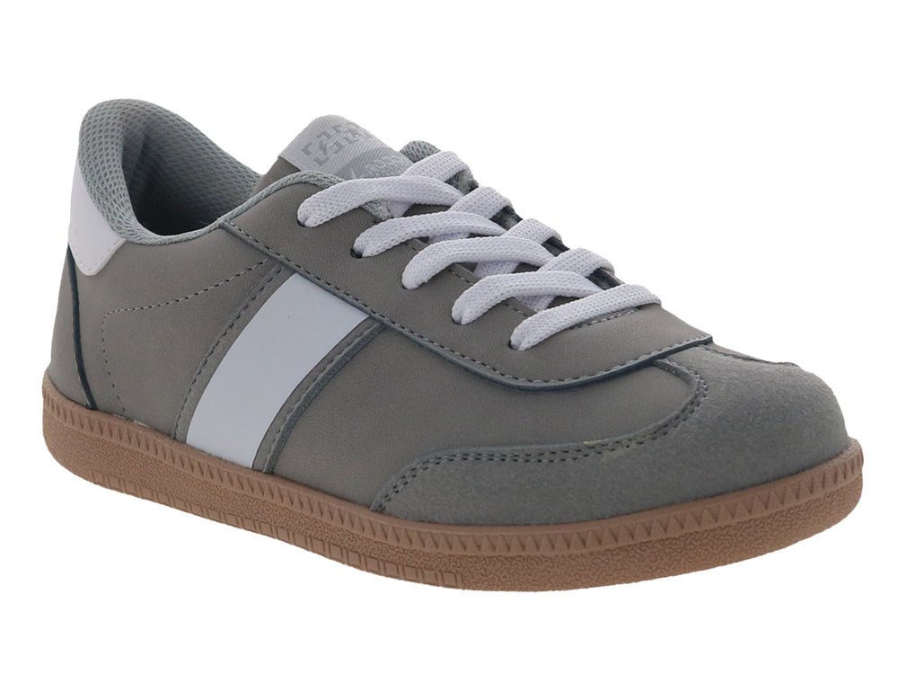 Tenis casuales para niño en color gris con suela café y detalles en blanco.