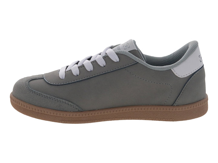Tenis casuales para niño en color gris con suela café y detalles en blanco.