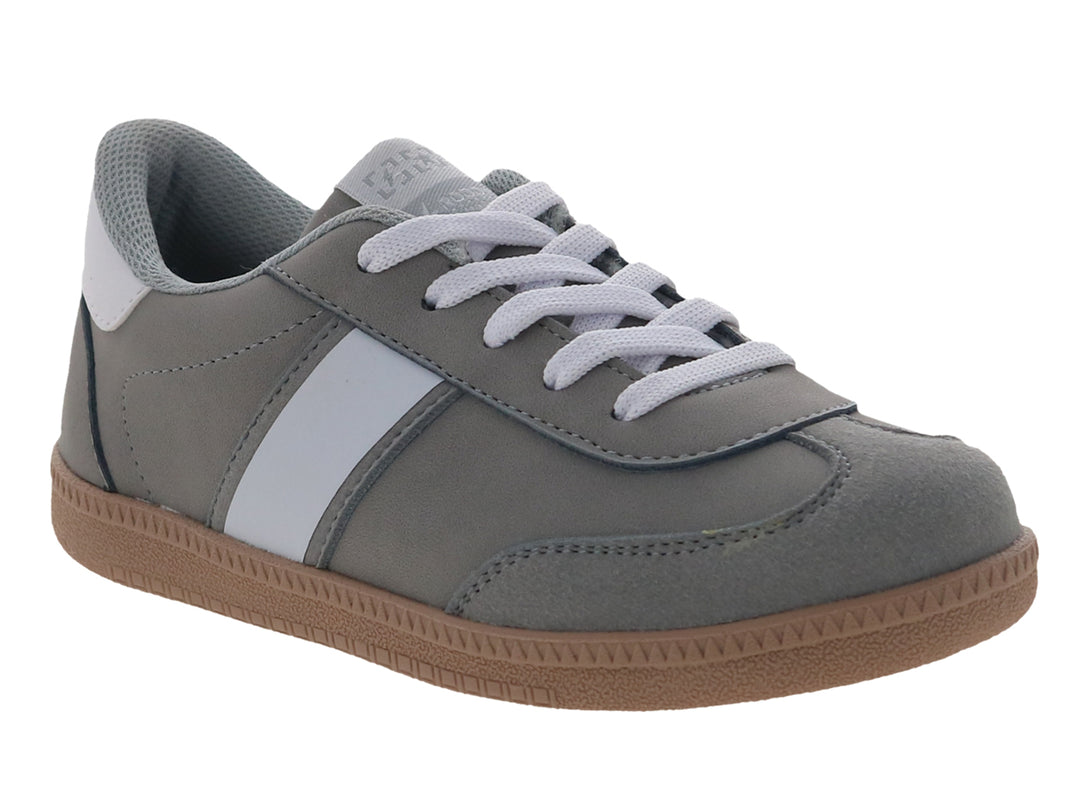 Tenis infantiles color gris con franja blanca y suela color café.