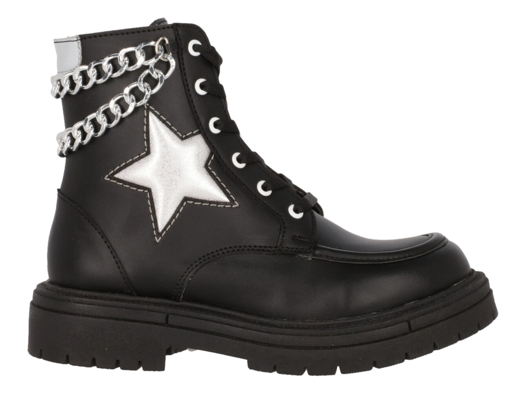 Bota negra con detalle de estrella plateada, cadenas metálicas y suela gruesa.