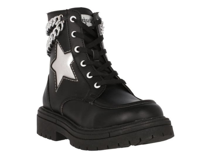 Bota negra con detalle de estrella plateada, cadenas metálicas y suela gruesa.