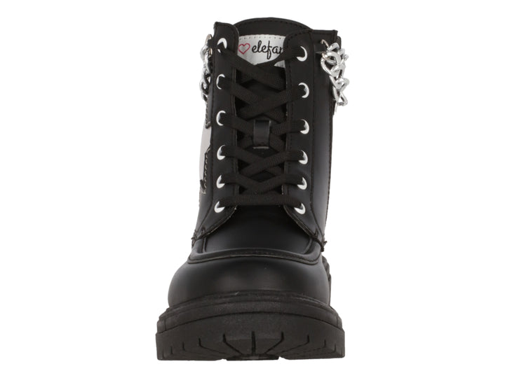 Bota negra con detalle de estrella plateada, cadenas metálicas y suela gruesa.