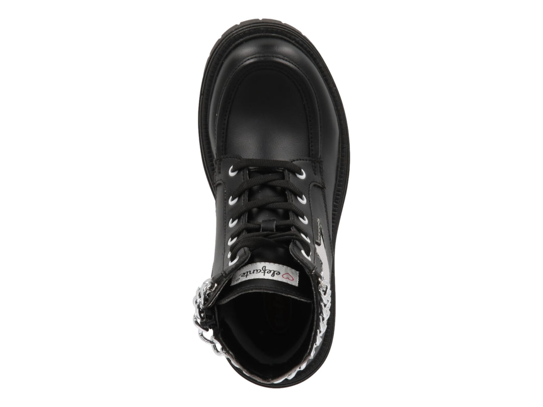 Bota negra con detalle de estrella plateada, cadenas metálicas y suela gruesa.