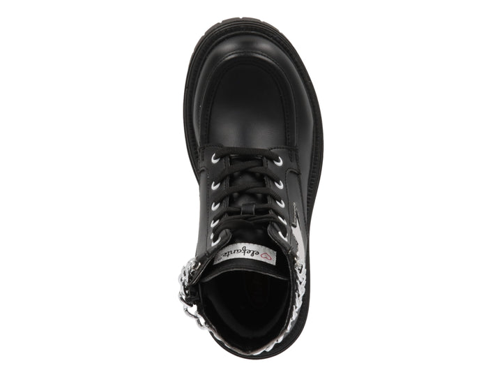 Bota negra con detalle de estrella plateada, cadenas metálicas y suela gruesa.
