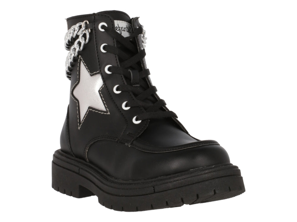 Bota negra de plataforma con detalle de estrella y cadena plateada.