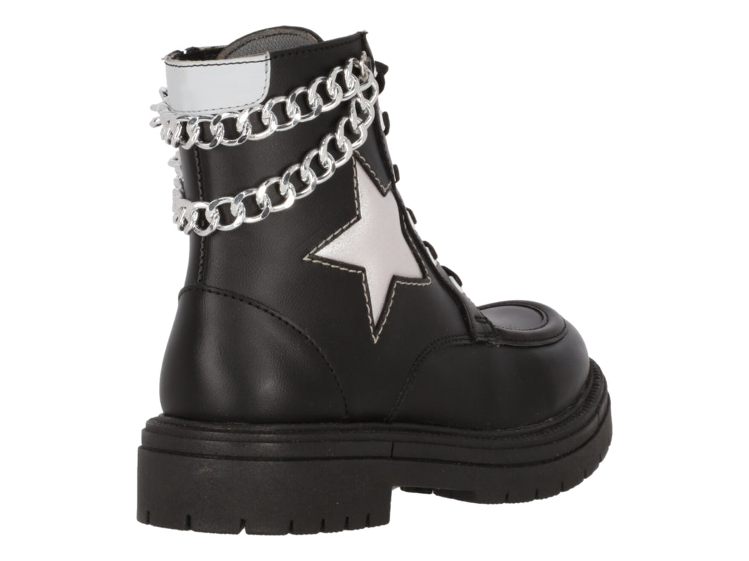 Bota negra de plataforma con detalle de estrella y cadena plateada.