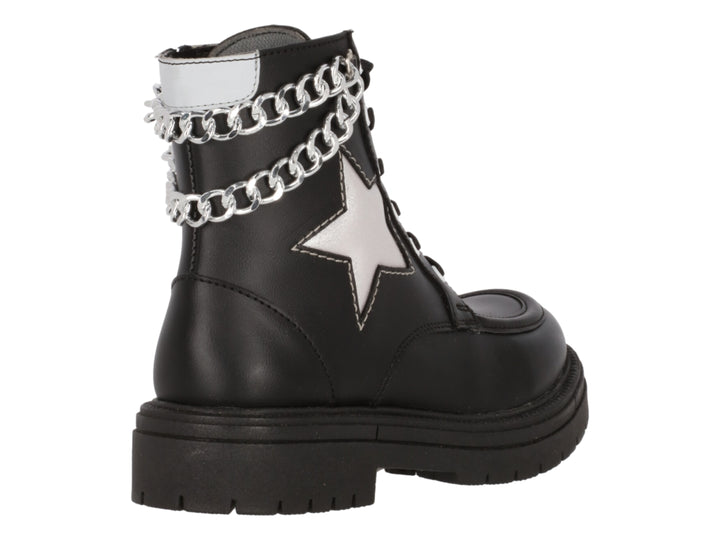 Bota negra de plataforma con detalle de estrella y cadena plateada.