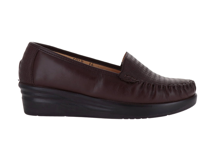 Zapato tipo mocasín color café con suela gruesa color negro.