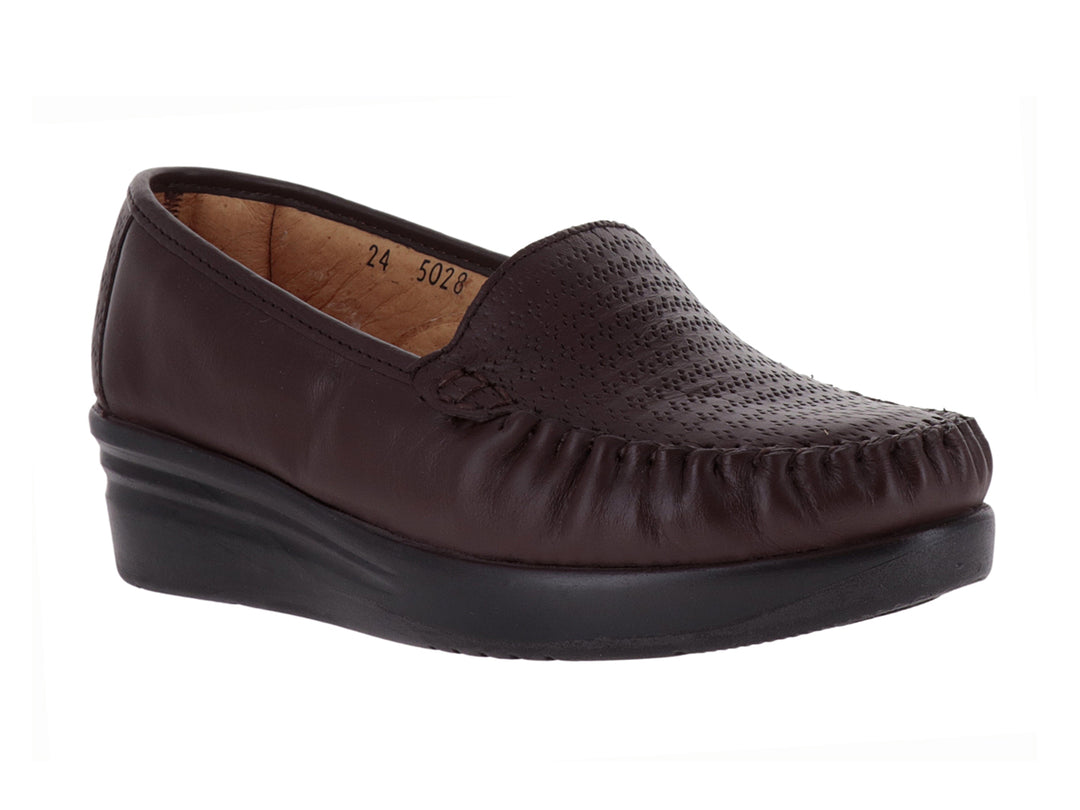 Zapato tipo mocasín color café con suela gruesa color negro.