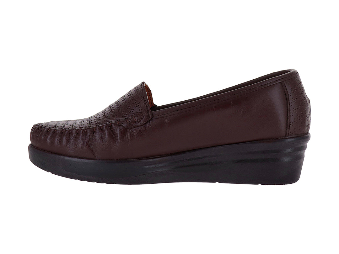 Zapato tipo mocasín color café con suela gruesa color negro.