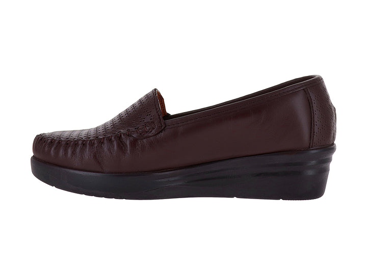 Zapato tipo mocasín color café con suela gruesa color negro.