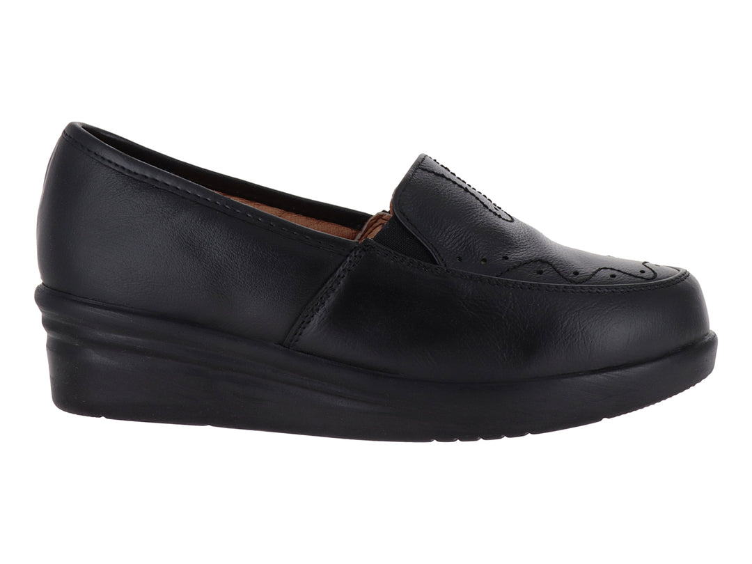 Zapato plano tipo mocasín color negro con suela de plataforma cómoda para mujer.