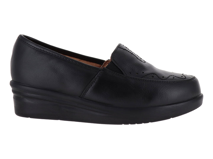 Zapato plano tipo mocasín color negro con suela de plataforma cómoda para mujer.