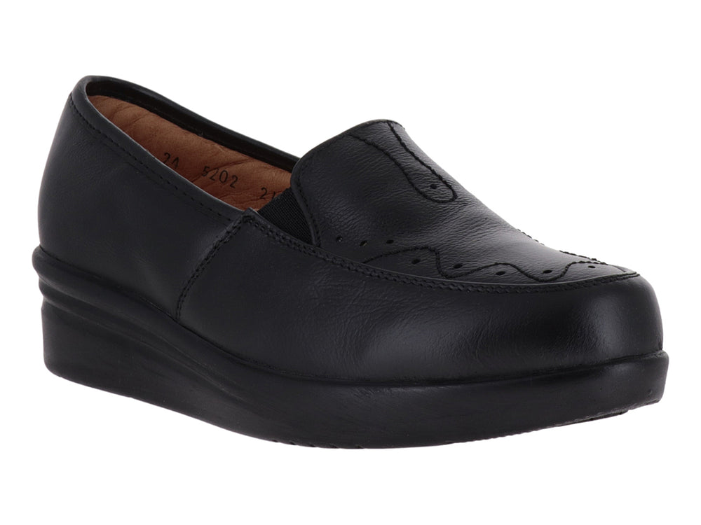 Zapato plano tipo mocasín color negro con suela de plataforma cómoda para mujer.