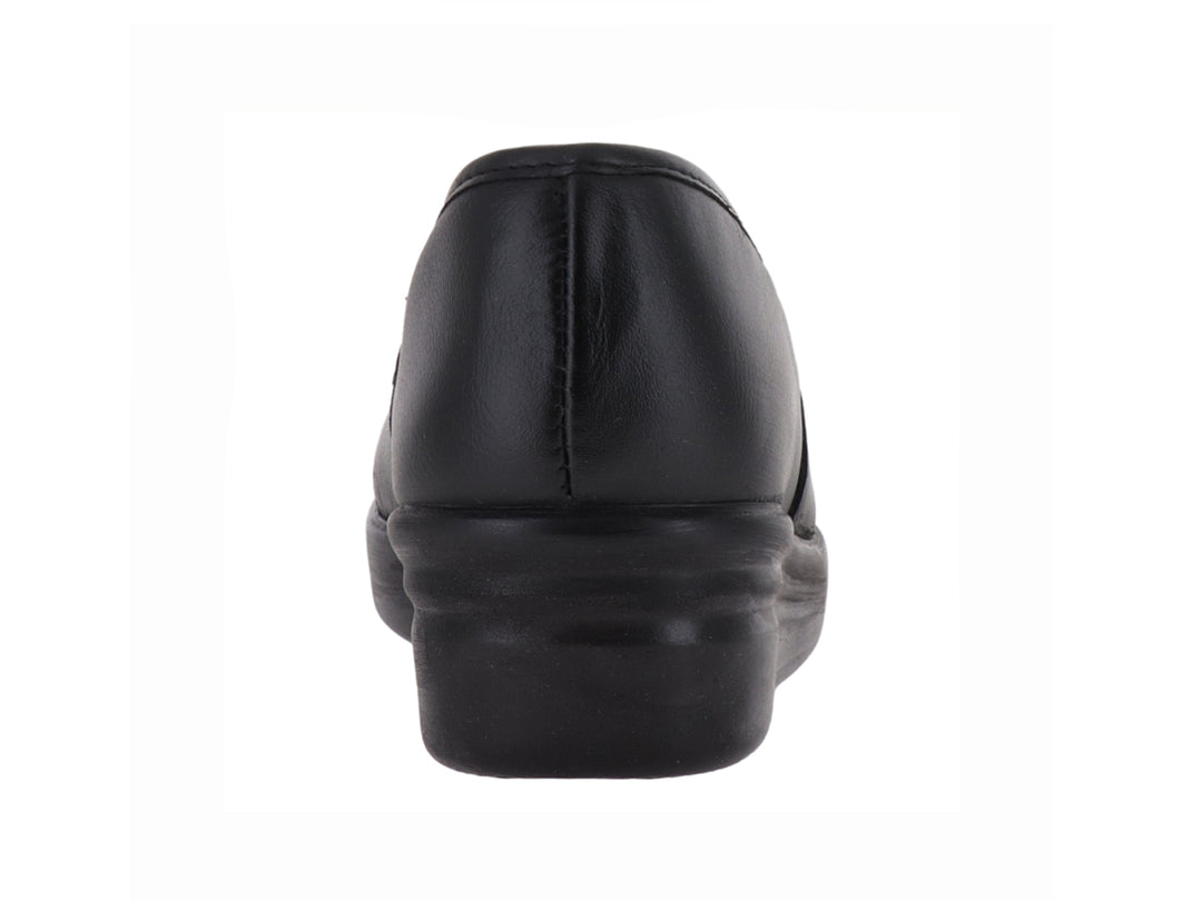 Zapato plano tipo mocasín color negro con suela de plataforma cómoda para mujer.