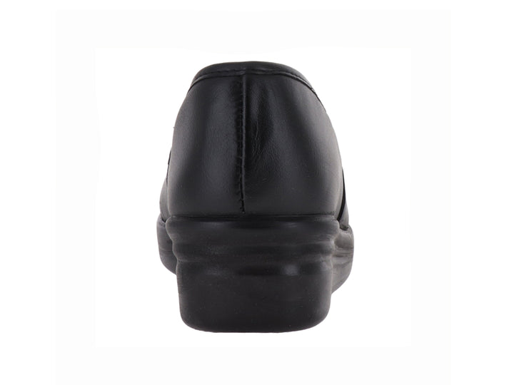 Zapato plano tipo mocasín color negro con suela de plataforma cómoda para mujer.