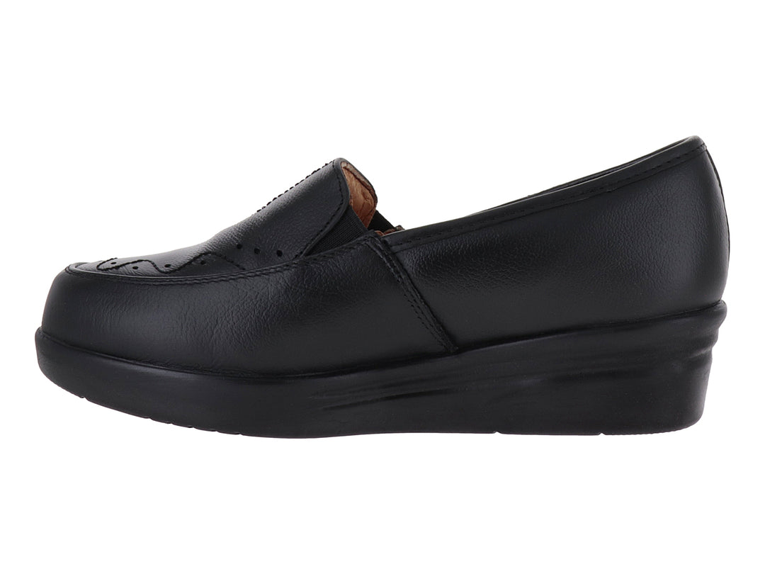 Zapato plano tipo mocasín color negro con suela de plataforma cómoda para mujer.