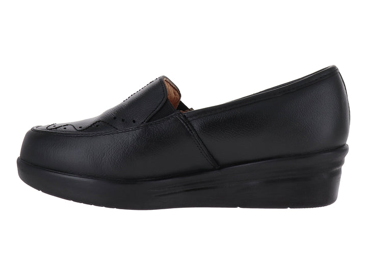 Zapato plano tipo mocasín color negro con suela de plataforma cómoda para mujer.