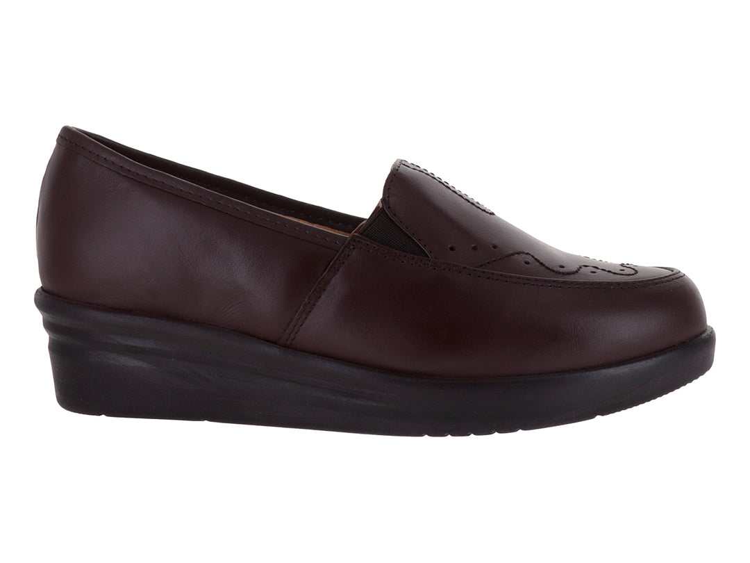 Zapato mocasín color café con suela negra gruesa para Mujer.