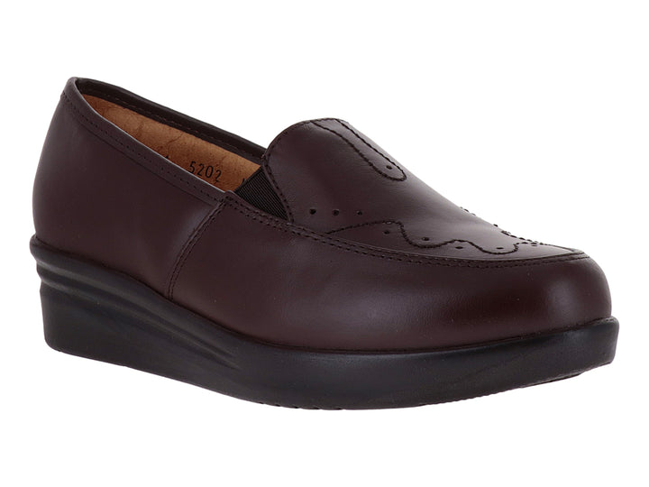 Zapato mocasín color café con suela negra gruesa para Mujer.