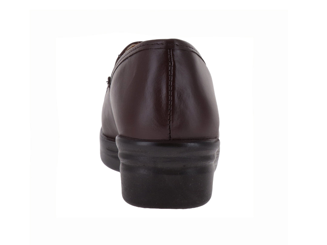Zapato mocasín color café con suela negra gruesa para Mujer.