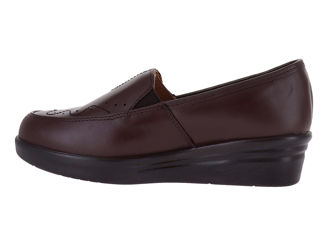 Zapato mocasín color café con suela negra gruesa para Mujer.