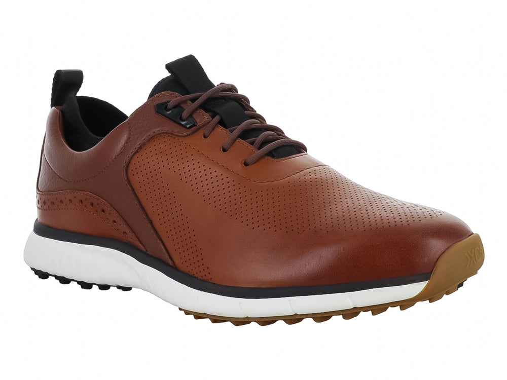 Zapato híbrido Johnston & Murphy color tan con suela blanca y detalles perforados.