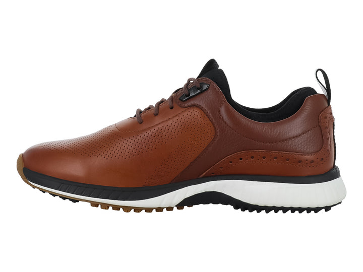 Zapato híbrido Johnston &amp; Murphy color tan con suela blanca y detalles perforados.