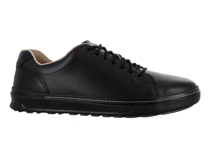 Zapato casual negro de cuero liso con cordones y suela negra, marca Johnston &amp; Murphy.
