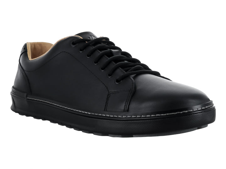 Zapato casual negro de cuero liso con cordones y suela negra, marca Johnston &amp; Murphy.