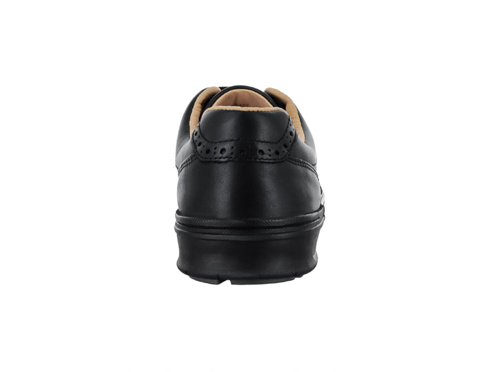 Zapato casual negro de cuero liso con cordones y suela negra, marca Johnston &amp; Murphy.