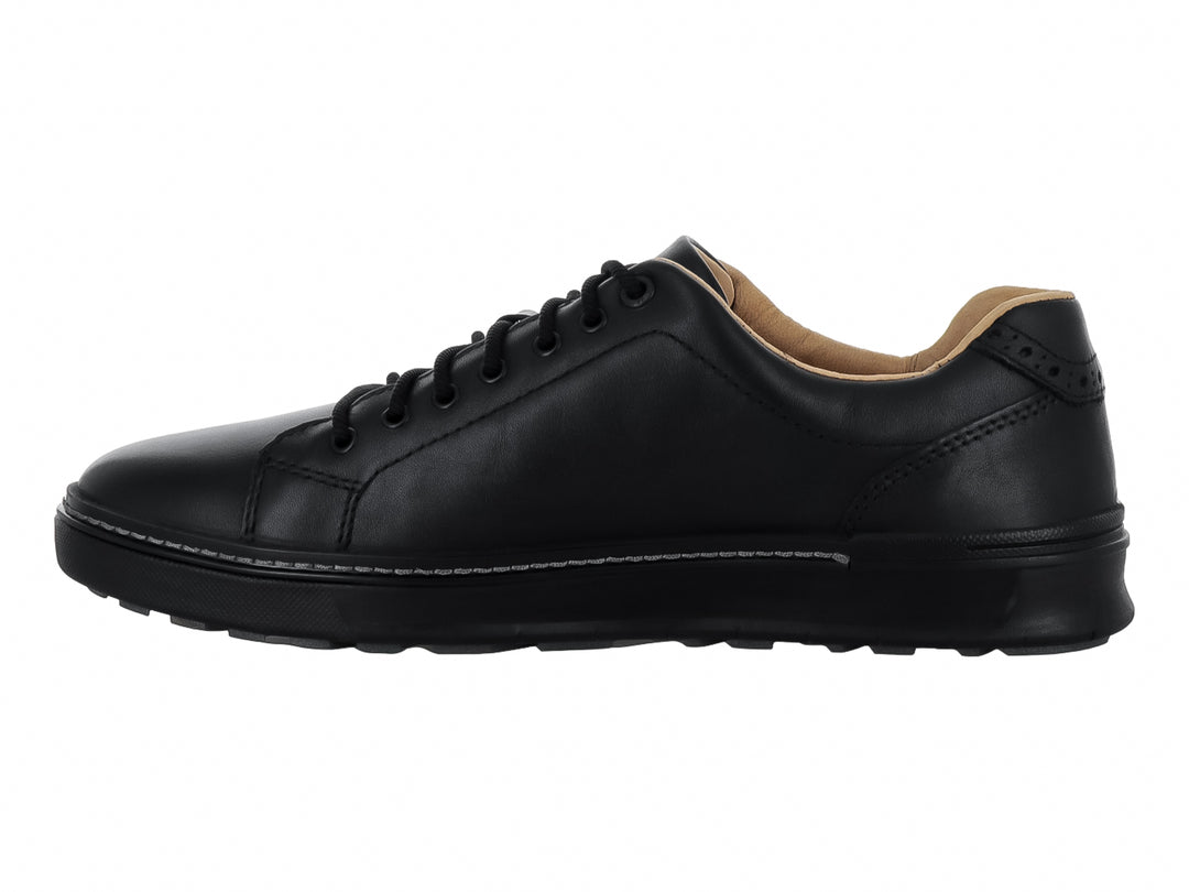 Zapato casual negro de cuero liso con cordones y suela negra, marca Johnston &amp; Murphy.