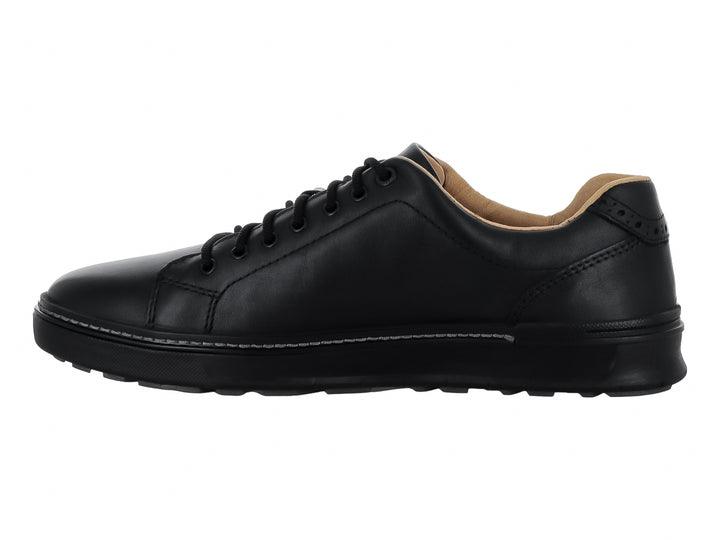 Zapato casual negro de cuero liso con cordones y suela negra, marca Johnston &amp; Murphy.