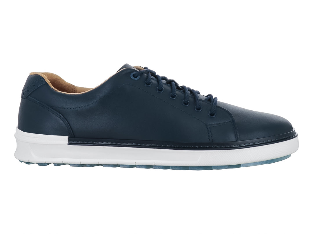 Zapato casual Johnston &amp; Murphy en color azul marino con suela blanca y agujetas.