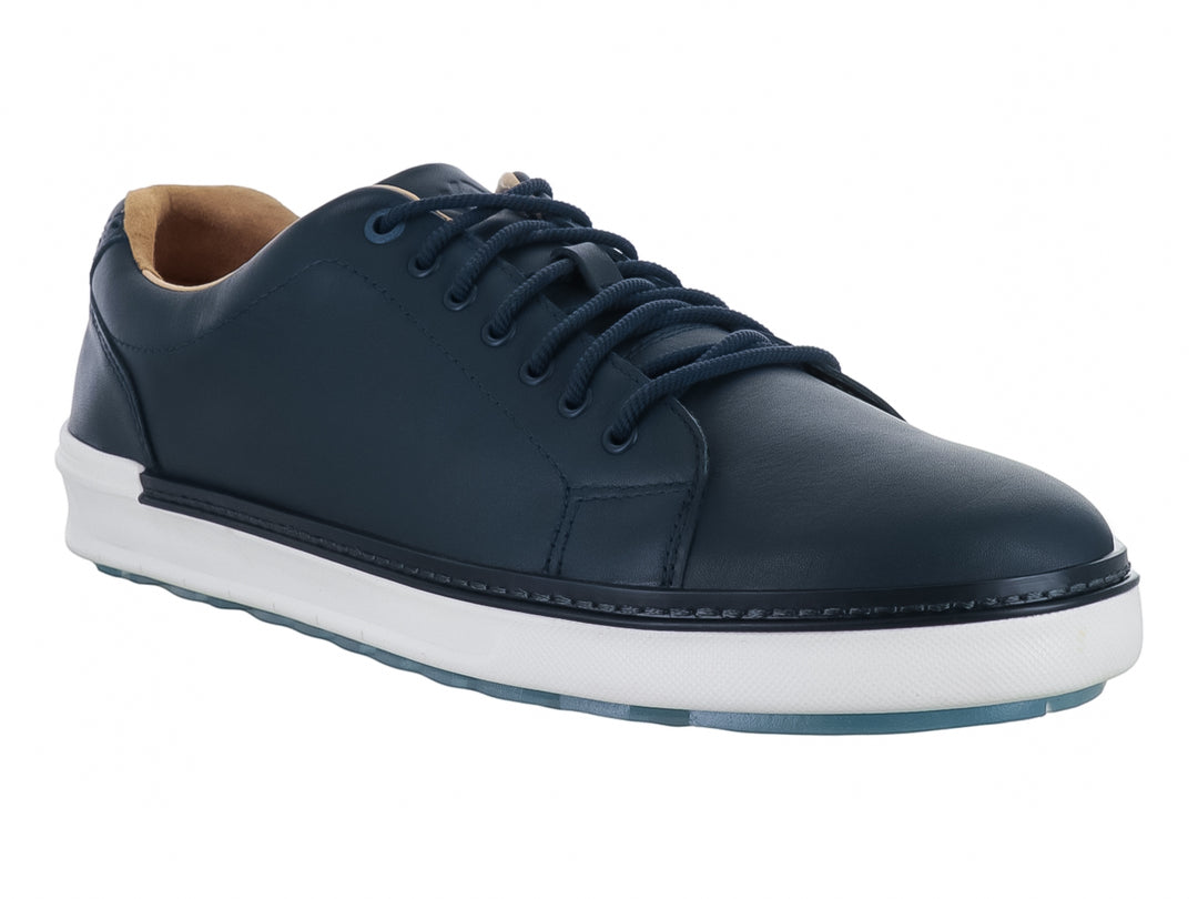 Zapato casual Johnston &amp; Murphy en color azul marino con suela blanca y agujetas.