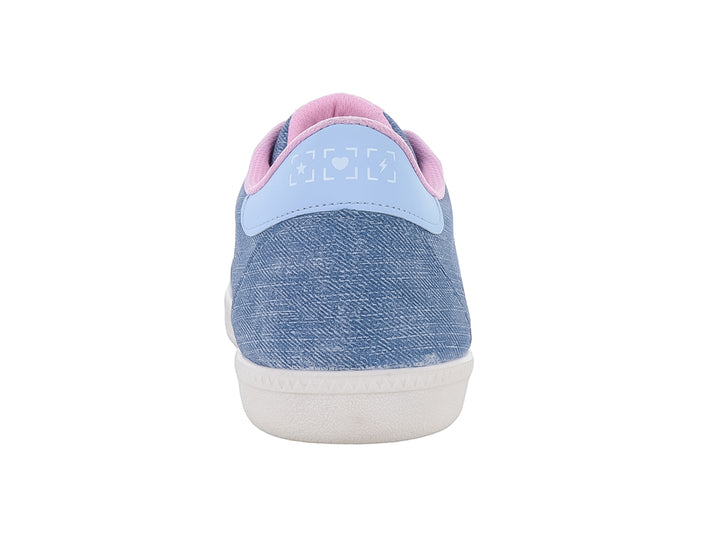 Tenis deportivos para niña en color azul con detalles y agujetas en rosa y suela blanca.