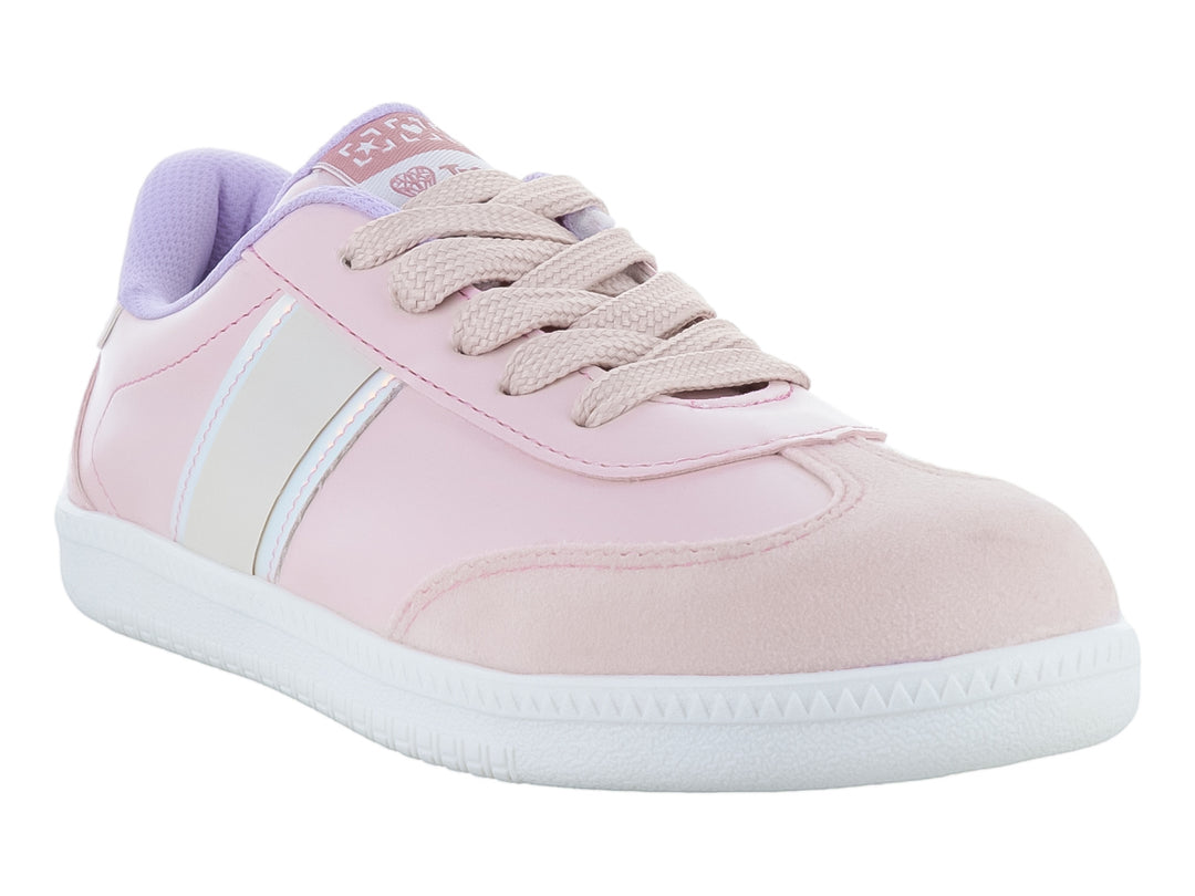 Tenis deportivos para niña en color rosa con franja blanca lateral y suela blanca.
